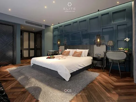Cabin with a green panelled wall, a writing desk in the corner and a rug under the bed